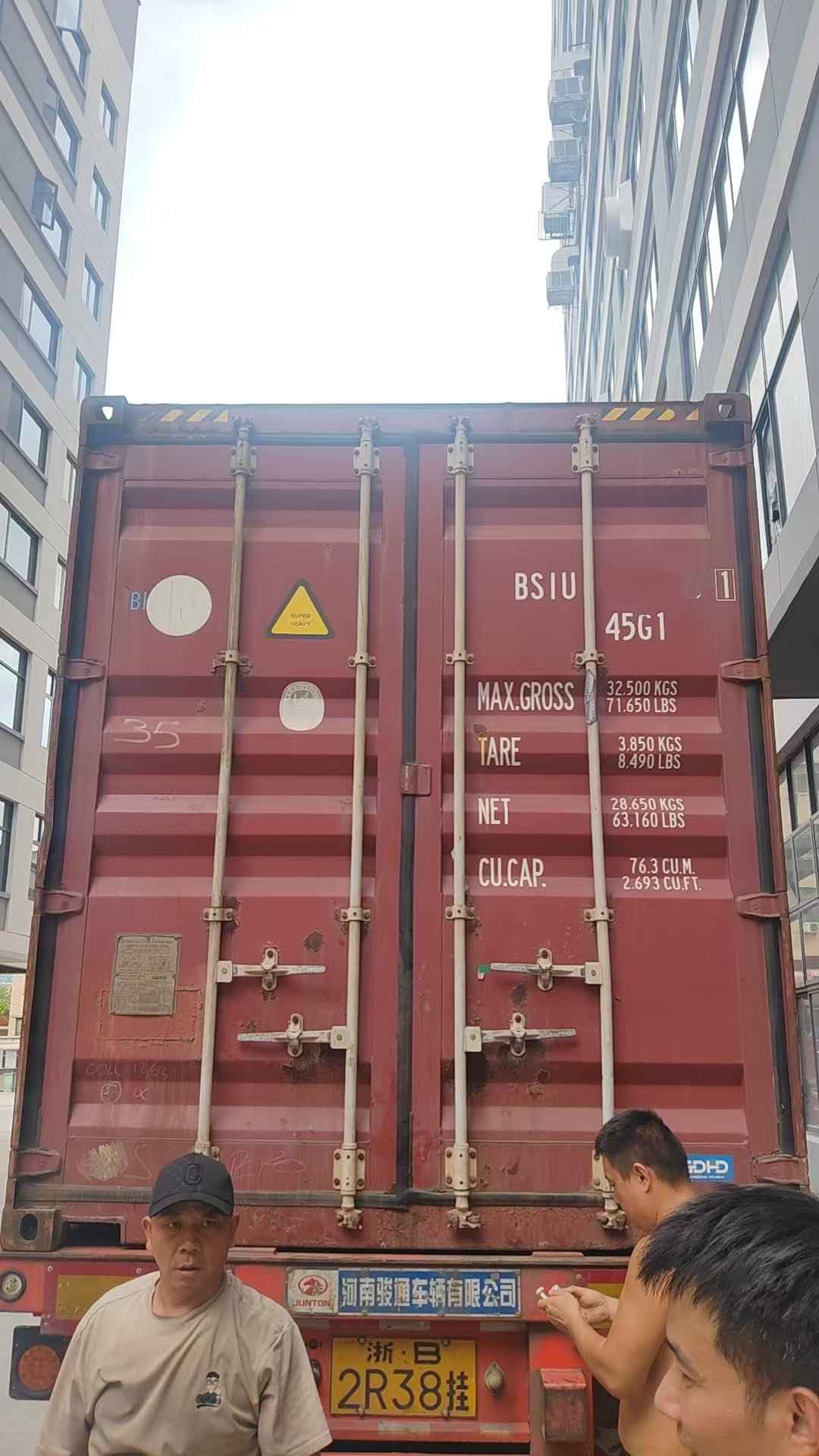 Codzienny załadunek kontenerów w Yiwu Kebon: apteczki gotowe do dostawy na całym świecie